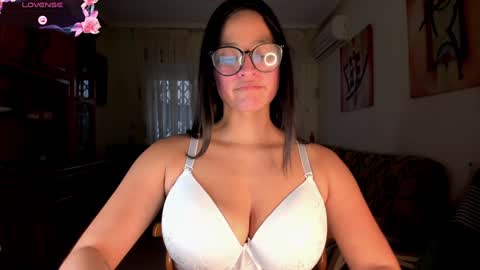 Snapshot of bella_pocahontas3 chatting on February 2, 5:26 pm bella_pocahontas3 online show from February 2, 5:26 pm