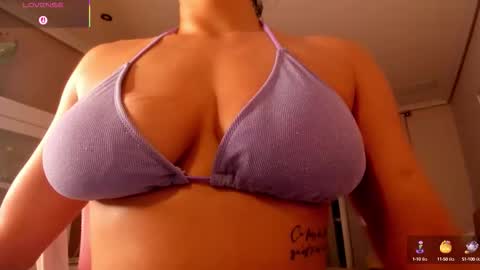 Snapshot of bella_pocahontas3 chatting on October 11, 9:57 pm bella_pocahontas3 online show from October 11, 9:57 pm