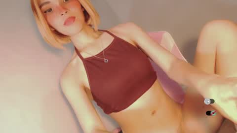 Snapshot of bella_tara chatting on December 16, 7:54 pm Bella online show from December 16, 7:54 pm
