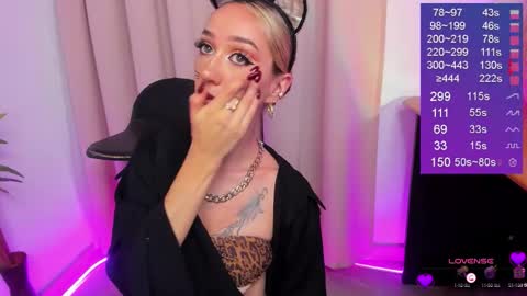 Snapshot of bella_white19 chatting on September 27, 2:00 pm Bella White online show from September 27, 2:00 pm