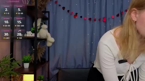 Snapshot of bellapoise chatting on February 21, 11:22 am Lana but not DelRay online show from February 21, 11:22 am