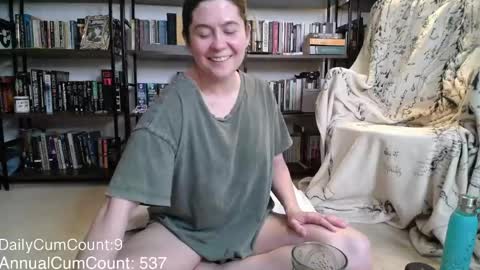 Snapshot of bellastrange69 chatting on April 21, 1:42 am BellaStrange69 online show from April 21, 1:42 am