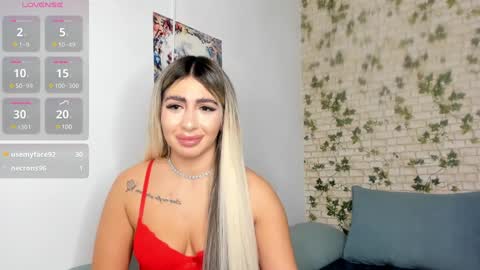 Snapshot of belle_hallle chatting on December 9, 8:33 pm LucyJelly online show from December 9, 8:33 pm