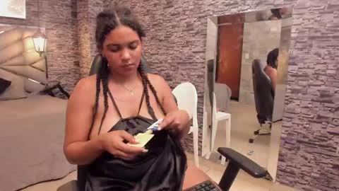 Snapshot of bellybigboobs chatting on October 8, 3:15 am Belly online show from October 8, 3:15 am