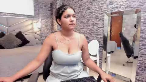 Snapshot of bellybigboobs chatting on October 8, 4:15 pm Belly online show from October 8, 4:15 pm