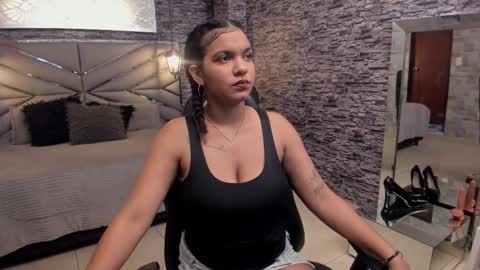 Snapshot of bellybigboobs chatting on November 5, 5:02 pm Belly online show from November 5, 5:02 pm