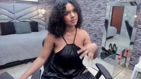 Snapshot of bellybigboobs chatting on November 17, 1:17 pm Belly online show from November 17, 1:17 pm