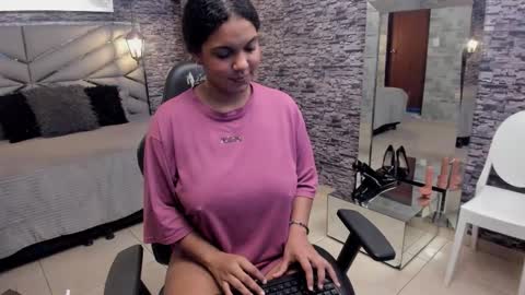 Snapshot of bellybigboobs chatting on December 1, 1:16 pm Belly online show from December 1, 1:16 pm