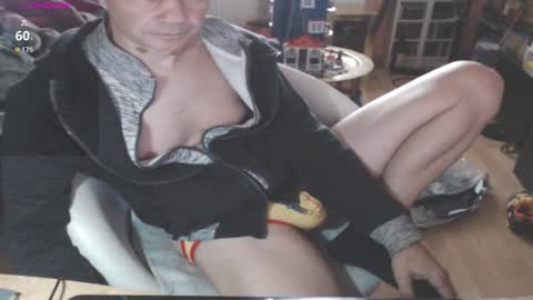 Snapshot of benijamin chatting on October 13, 8:47 am benijamin online show from October 13, 8:47 am