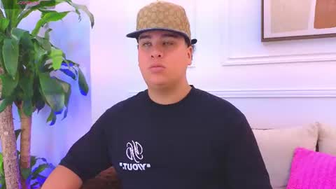 Snapshot of bennett_alejoo chatting on June 16, 5:48 pm bennett_alejoo online show from June 16, 5:48 pm
