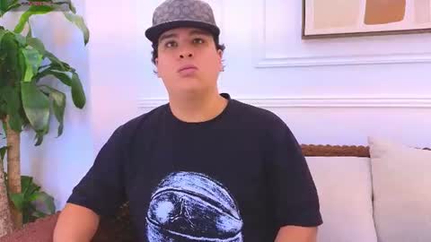 Snapshot of bennett_alejoo chatting on July 5, 6:37 pm bennett_alejoo online show from July 5, 6:37 pm