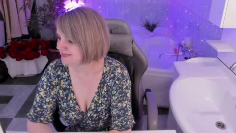 Snapshot of bettygibsonn chatting on April 10, 8:19 am Betty online show from April 10, 8:19 am