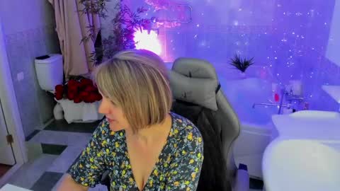 Snapshot of bettygibsonn chatting on April 15, 8:10 am Betty online show from April 15, 8:10 am