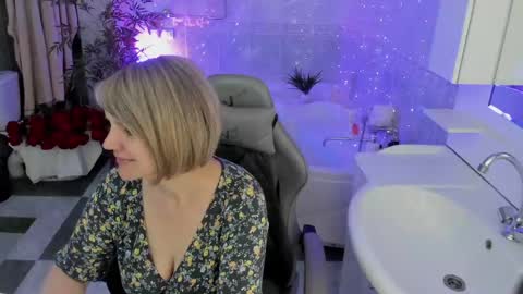 Snapshot of bettygibsonn chatting on April 19, 1:27 am Betty online show from April 19, 1:27 am