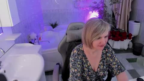 Snapshot of bettygibsonn chatting on April 24, 8:17 am Betty online show from April 24, 8:17 am