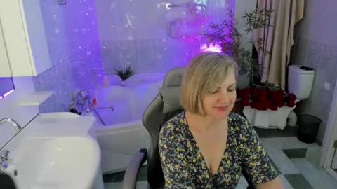 Snapshot of bettygibsonn chatting on April 26, 1:47 am Betty online show from April 26, 1:47 am