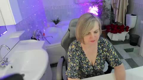 Snapshot of bettygibsonn chatting on April 30, 8:31 am Betty online show from April 30, 8:31 am