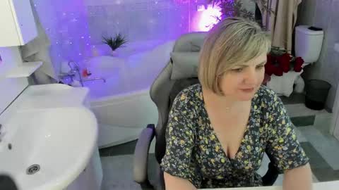 Snapshot of bettygibsonn chatting on May 3, 1:22 am Betty online show from May 3, 1:22 am