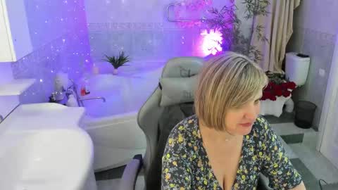 Snapshot of bettygibsonn chatting on May 4, 7:59 am Betty online show from May 4, 7:59 am