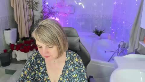 Snapshot of bettygibsonn chatting on May 17, 1:14 am Betty online show from May 17, 1:14 am