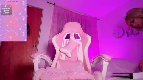 Snapshot of biancaa_vertess chatting on June 1, 11:17 pm online show from June 1, 11:17 pm