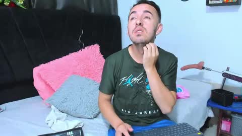 Snapshot of big_dicktop23 chatting on May 25, 12:44 pm john and cris online show from May 25, 12:44 pm