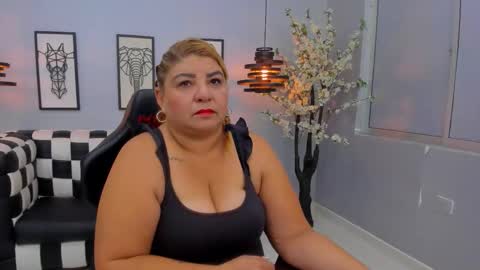 Snapshot of bigassmaturee chatting on November 28, 11:57 am BigAssMaturee online show from November 28, 11:57 am