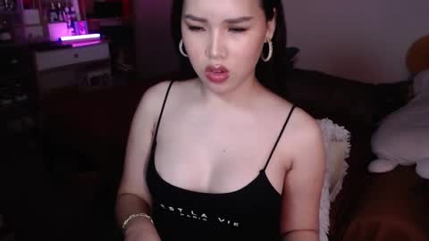 Mia online show from December 9, 7:17 am