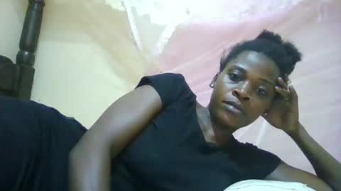 Snapshot of bigclit_bae22 chatting on June 13, 1:09 pm bigclit_bae22 online show from June 13, 1:09 pm