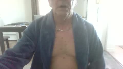 Snapshot of bigdeer581917471 chatting on May 24, 10:09 am bigdeer581917471 online show from May 24, 10:09 am
