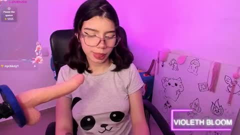 Snapshot of bigfinger125 chatting on February 6, 6:18 am Lucy and Fred online show from February 6, 6:18 am