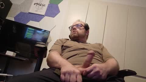 Snapshot of biggydee8989 chatting on February 14, 10:56 am biggydee8989 online show from February 14, 10:56 am