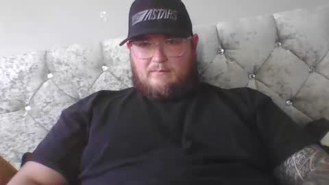 Snapshot of bigmanuk4you chatting on October 24, 2:46 pm bigmanuk4you online show from October 24, 2:46 pm