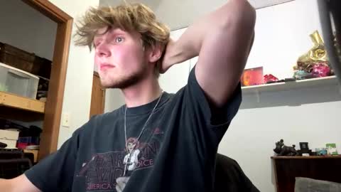 Snapshot of bigskinnyboyshh chatting on October 28, 10:34 pm bigskinnyboyshh online show from October 28, 10:34 pm