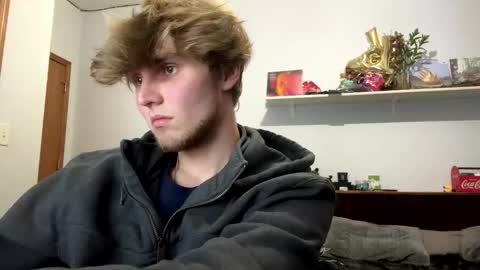 Snapshot of bigskinnyboyshh chatting on October 31, 12:00 am bigskinnyboyshh online show from October 31, 12:00 am