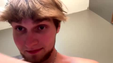 Snapshot of bigskinnyboyshh chatting on November 12, 4:13 am bigskinnyboyshh online show from November 12, 4:13 am