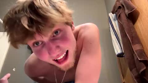 Snapshot of bigskinnyboyshh chatting on November 25, 11:27 pm bigskinnyboyshh online show from November 25, 11:27 pm