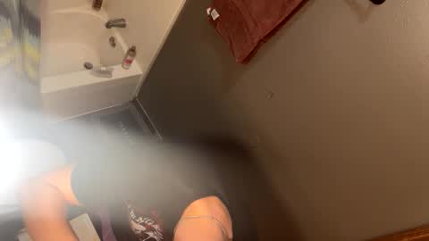 Snapshot of bigskinnyboyshh chatting on December 3, 6:21 am bigskinnyboyshh online show from December 3, 6:21 am