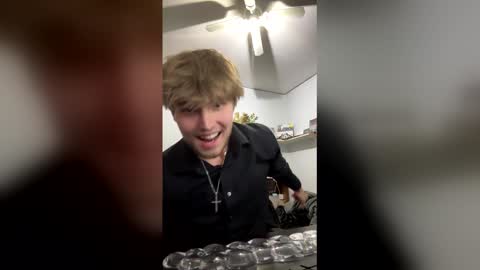 Snapshot of bigskinnyboyshh chatting on December 13, 9:42 pm bigskinnyboyshh online show from December 13, 9:42 pm