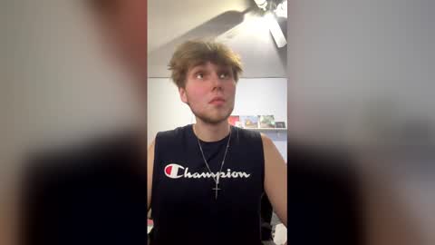 Snapshot of bigskinnyboyshh chatting on February 11, 12:15 am bigskinnyboyshh online show from February 11, 12:15 am