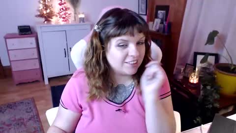 Snapshot of bigtiddygoddess chatting on December 10, 2:38 am Morgan Lafeuille online show from December 10, 2:38 am