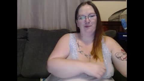 Snapshot of bigtitsgirl9991 chatting on February 3, 2:21 am Kim online show from February 3, 2:21 am