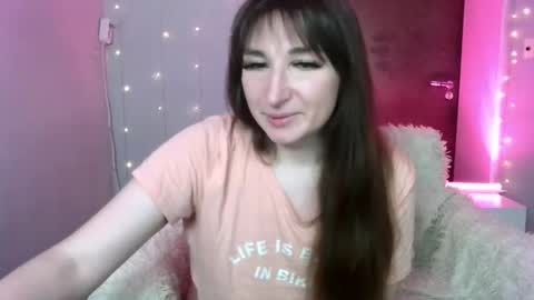 birdie_kiss online show from May 26, 9:00 pm