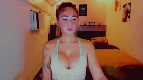 Snapshot of bitchcommanderstella chatting on April 23, 10:23 pm 3 online show from April 23, 10:23 pm