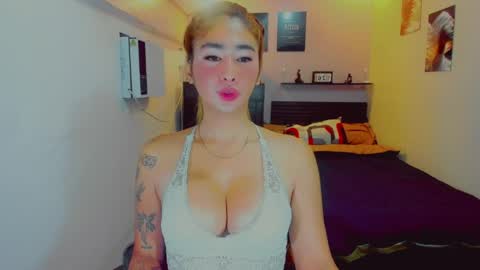 Snapshot of bitchcommanderstella chatting on April 26, 6:16 pm 3 online show from April 26, 6:16 pm