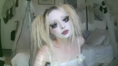 vampire fang  online show from April 20, 6:53 pm