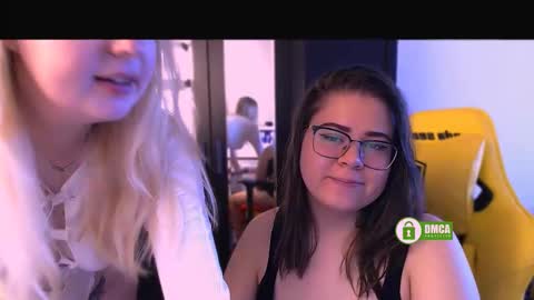 Snapshot of black_neon chatting on September 25, 6:28 am Sasha and Bella online show from September 25, 6:28 am