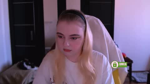 Snapshot of black_neon chatting on October 11, 9:19 am Sasha and Bella online show from October 11, 9:19 am