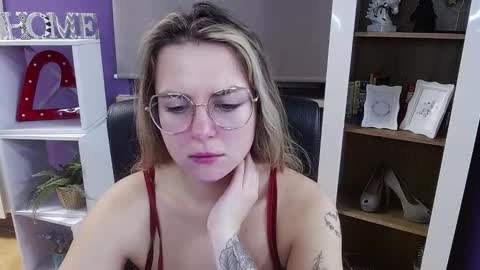 Snapshot of blackrosezoey chatting on December 16, 5:34 am Z O E Y online show from December 16, 5:34 am