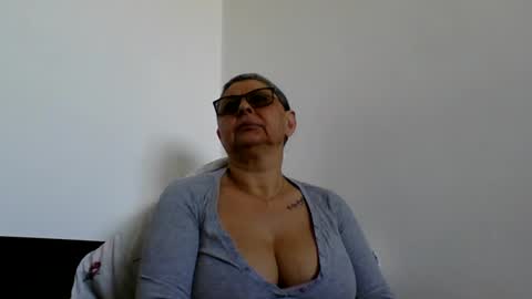 Snapshot of blackwidow05 chatting on April 19, 1:43 pm Black Widow online show from April 19, 1:43 pm